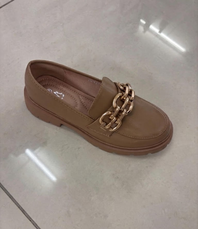 Mocassin camel à chaîne dorée épaisse, semelle crantée