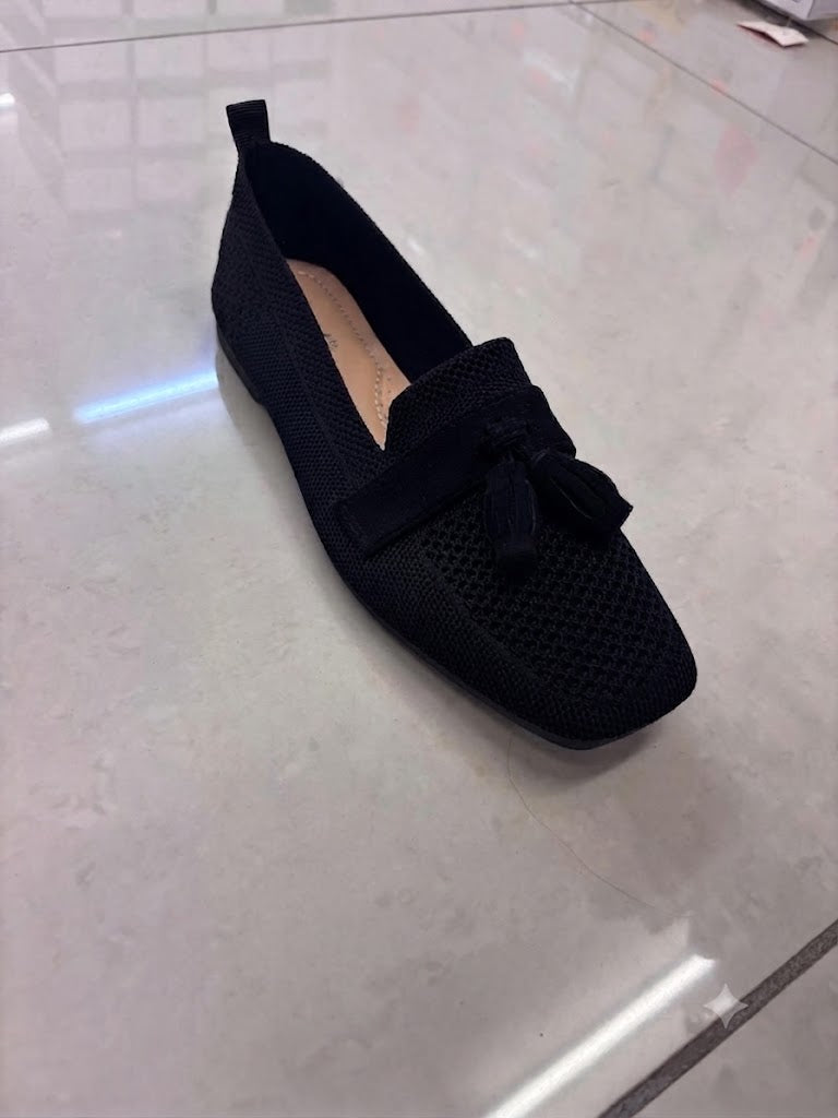 Mocassin plat noir en maille, pompons franges