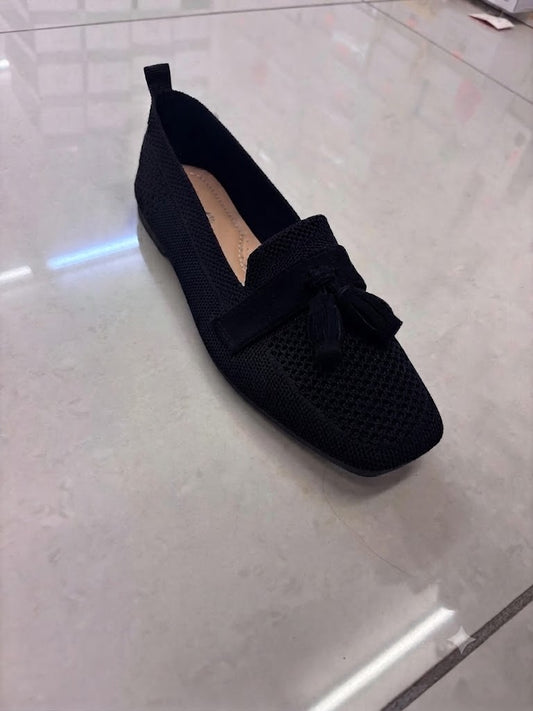 Mocassin plat noir en maille, pompons franges