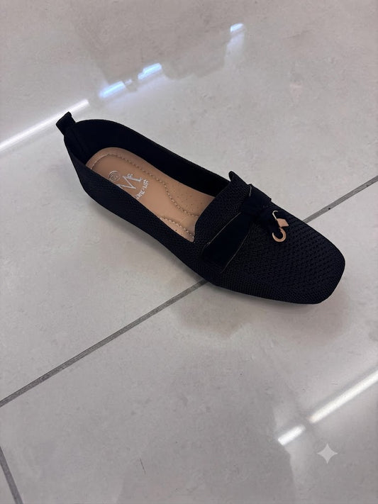 Mocassin plat noir en maille, nœud et bijou doré