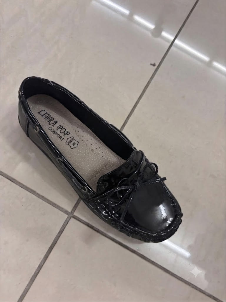 Mocassin bateau verni noir à lacet et surpiqûres