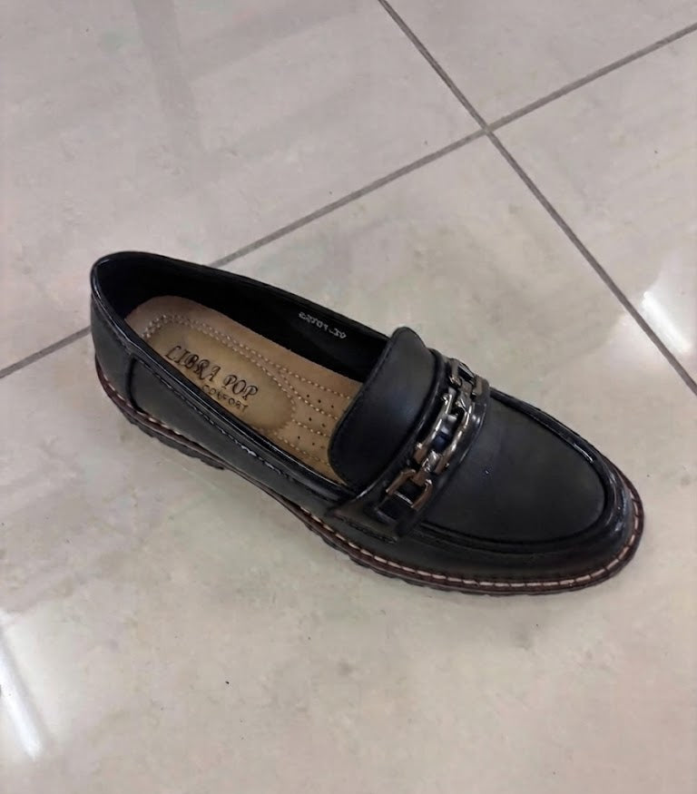 Mocassin verni à double boucle, semelle crantée