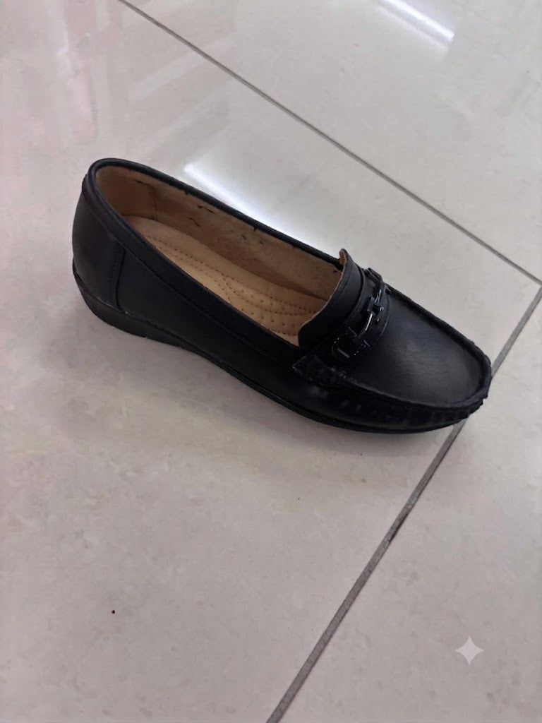 Mocassin plat, bijou façon boucle
