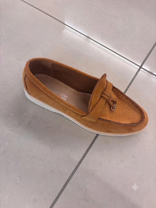 Mocassin plat camel en suédine, pompon et bijou doré, semelle blanche