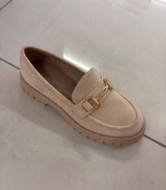 Mocassin en suédine beige à mors doré, semelle crantée
