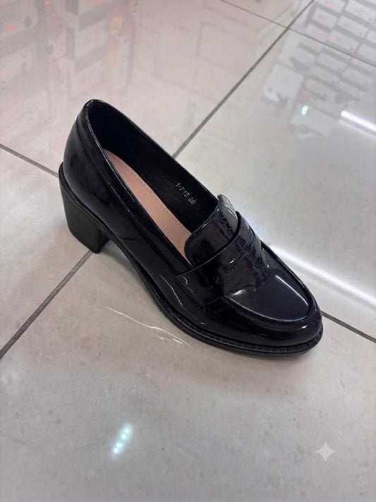 Mocassin à talon noir verni, semelle plateforme