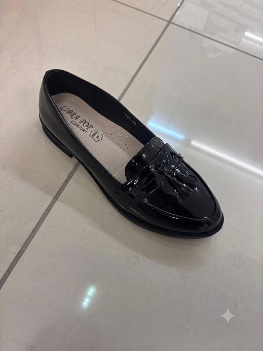 Mocassin plat noir verni, pampilles franges