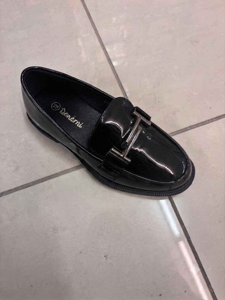 Mocassin noir verni, bijou argenté