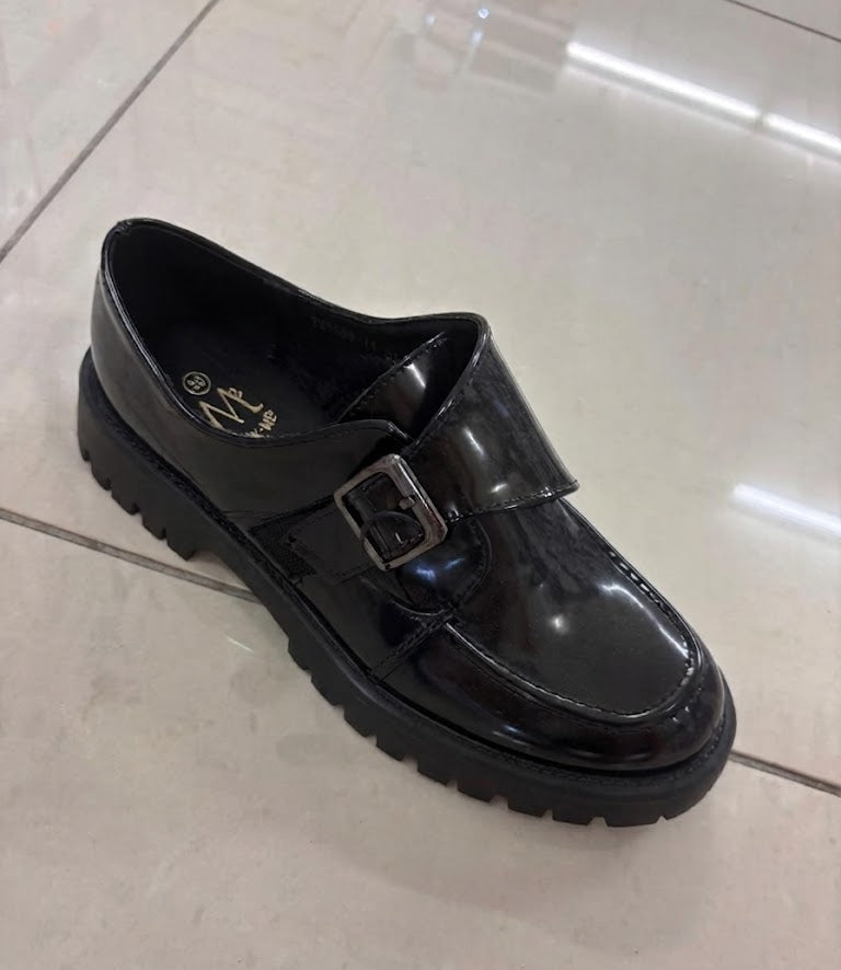 Mocassin verni noir à simple boucle, semelle crantée