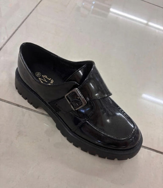 Mocassin verni noir à simple boucle, semelle crantée