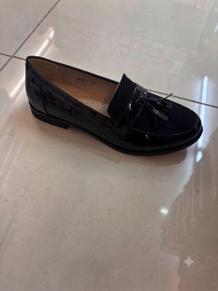 Mocassin plat noir verni, pampilles franges