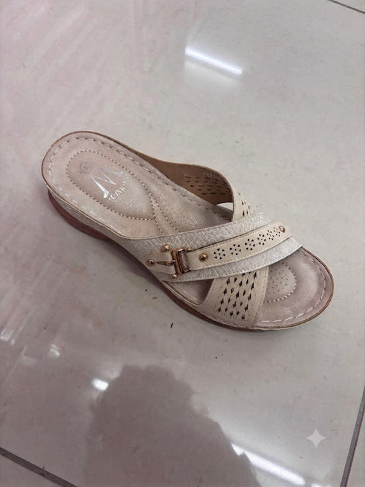 Mule compensée, brides croisées ajourées et boucle dorée