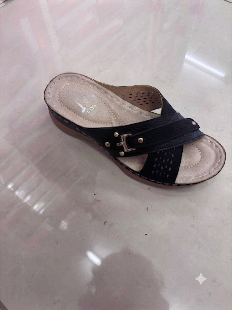 Mule compensée, brides croisées ajourées et boucle dorée