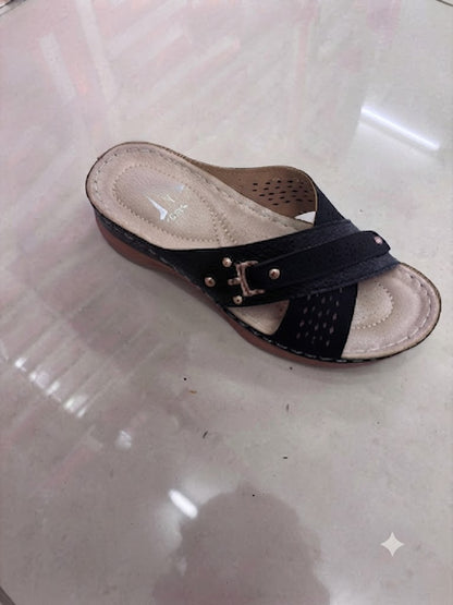 Mule compensée, brides croisées ajourées et boucle dorée