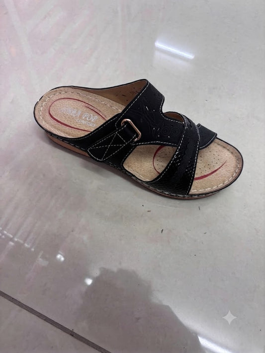 Mule compensée noire, brides croisées et boucle dorée