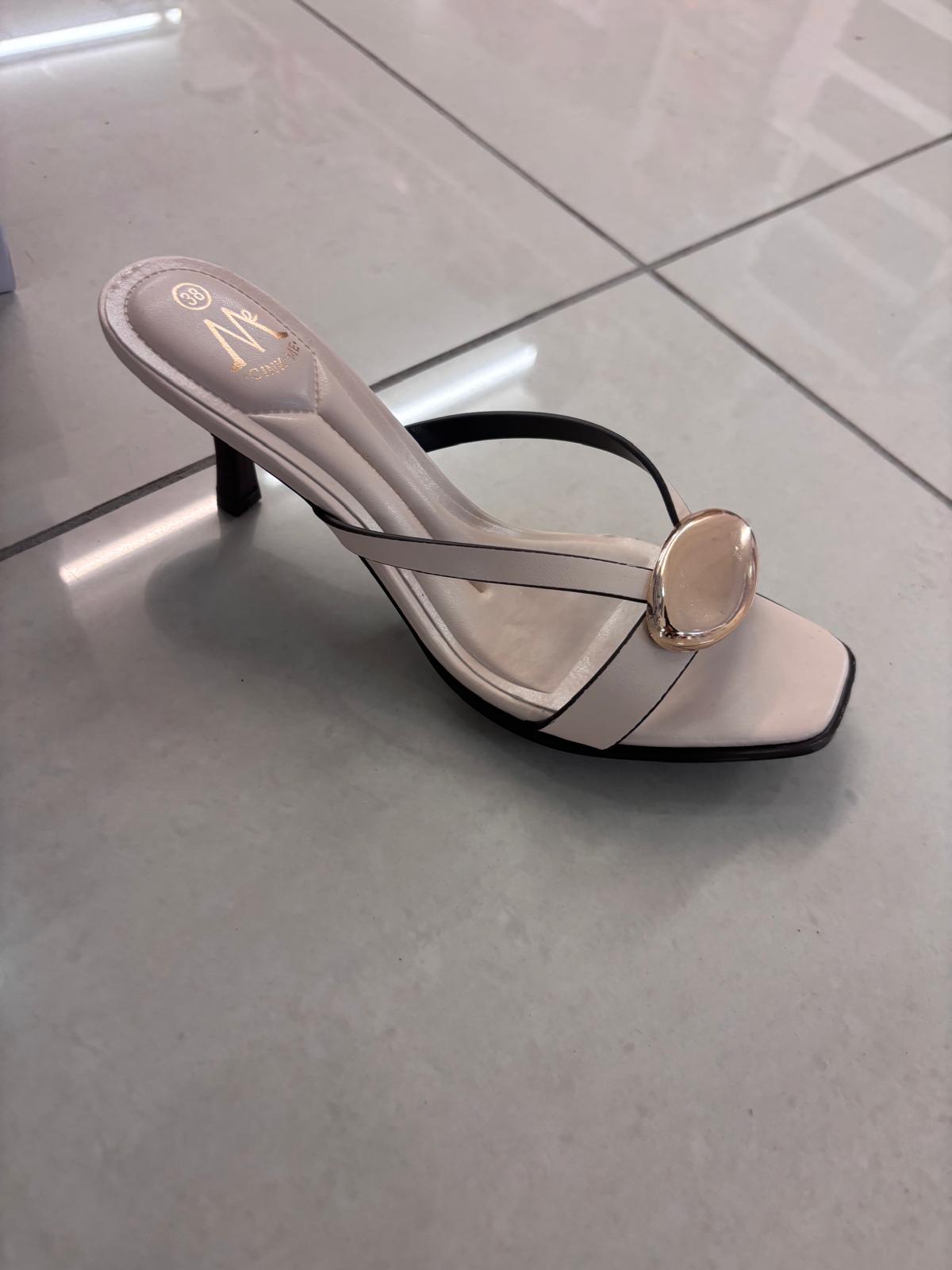 Mule à kitten heel, brides croisées et bijou doré