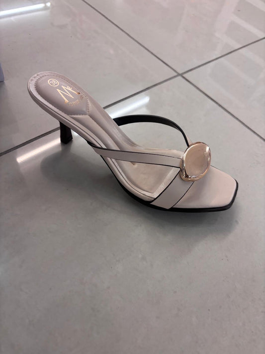 Mule à kitten heel, brides croisées et bijou doré
