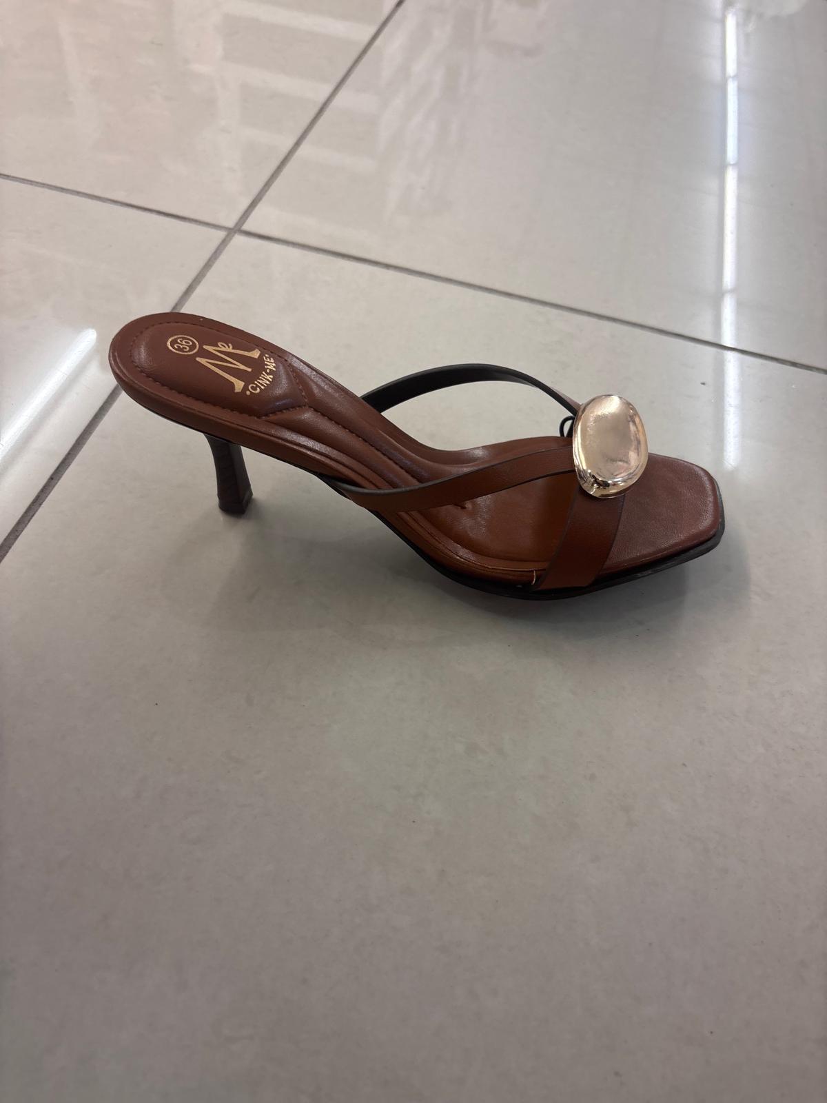 Mule à kitten heel, brides croisées et bijou doré