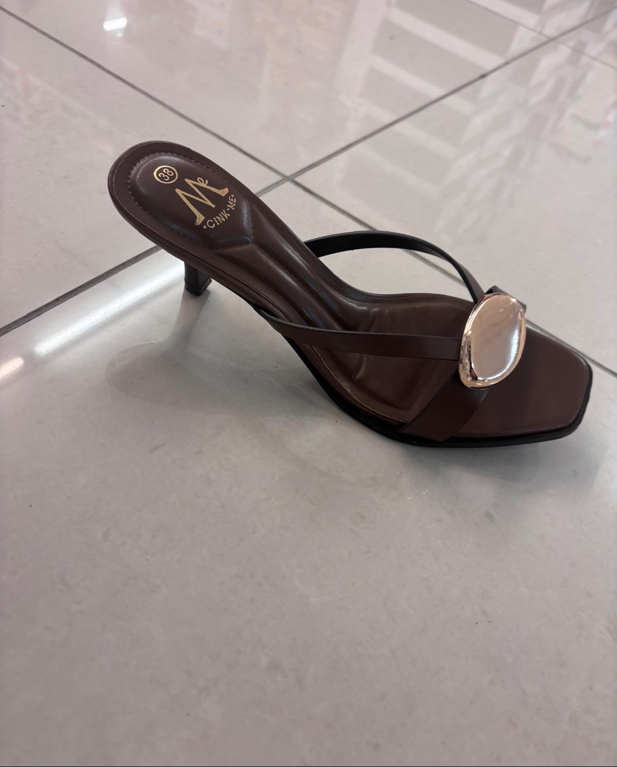 Mule à kitten heel, brides croisées et bijou doré