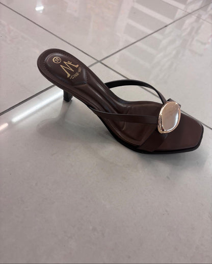 Mule à kitten heel, brides croisées et bijou doré