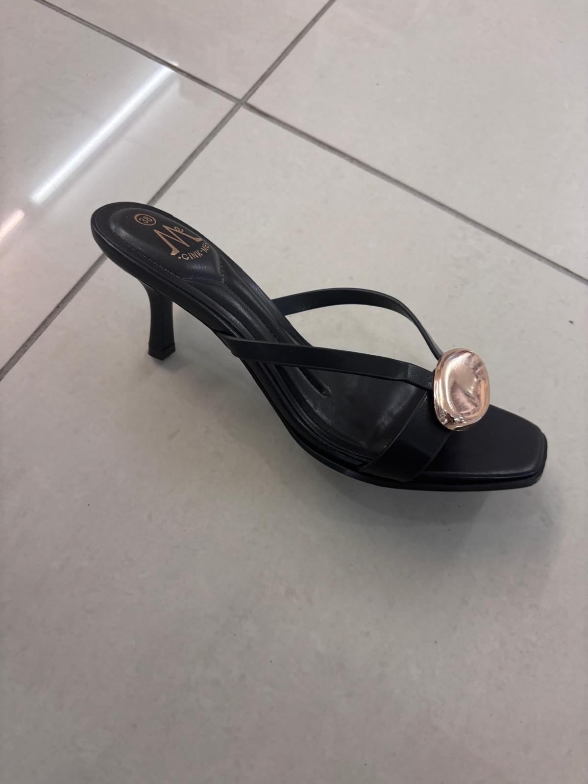 Mule à kitten heel, brides croisées et bijou doré