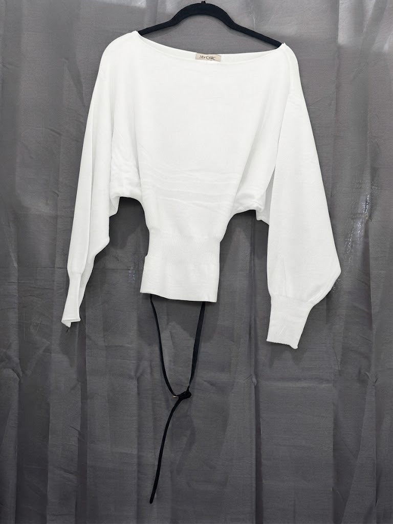 Pull col bateau dégagé à ceinture fine