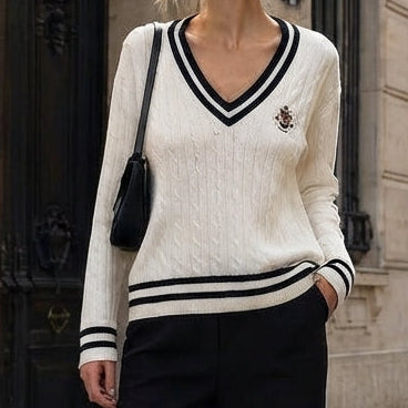 Pull col V style cricket à rayures blanches et écusson brodé