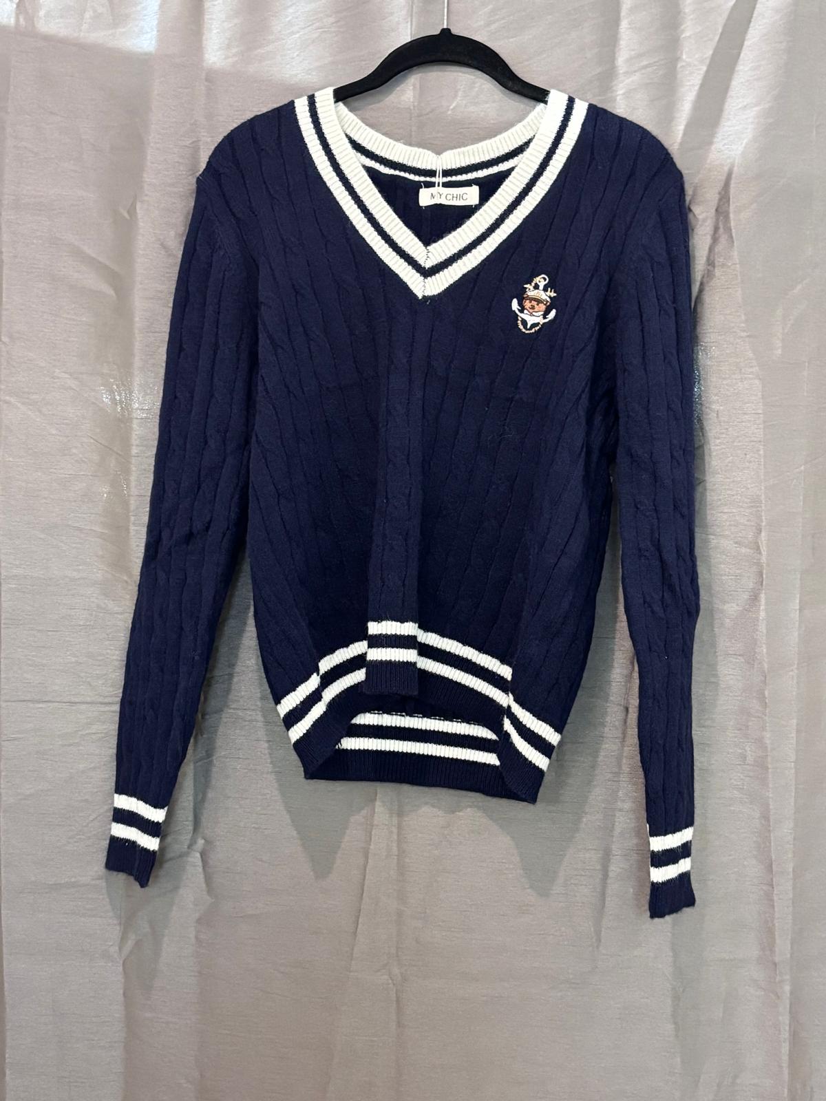 Pull col V style cricket à rayures blanches et écusson brodé