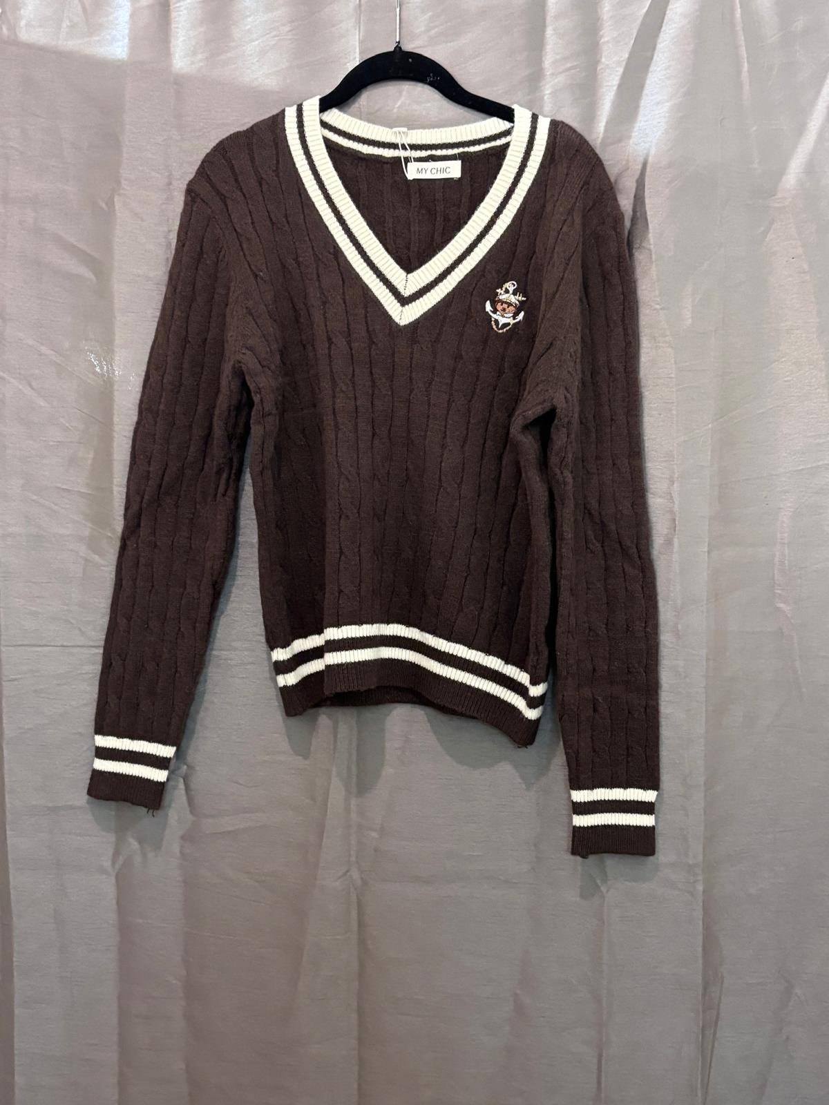 Pull col V style cricket à rayures blanches et écusson brodé