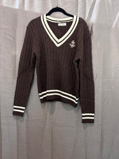Pull col V style cricket à rayures blanches et écusson brodé