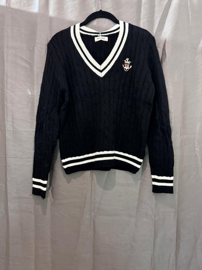 Pull col V style cricket à rayures blanches et écusson brodé