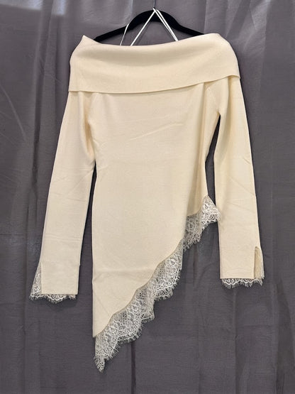 Pull asymétrique à finition dentelle et col bardot