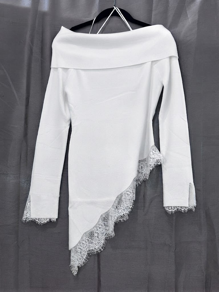 Pull asymétrique à finition dentelle et col bardot