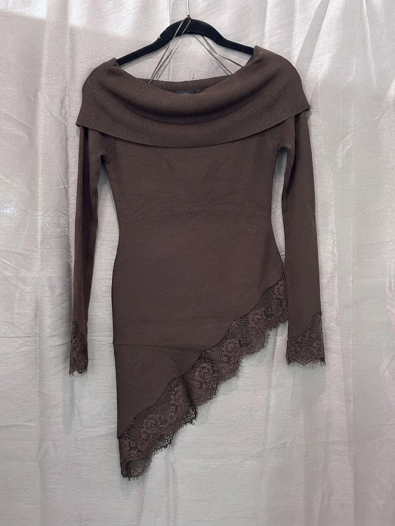 Pull asymétrique à finition dentelle et col bardot