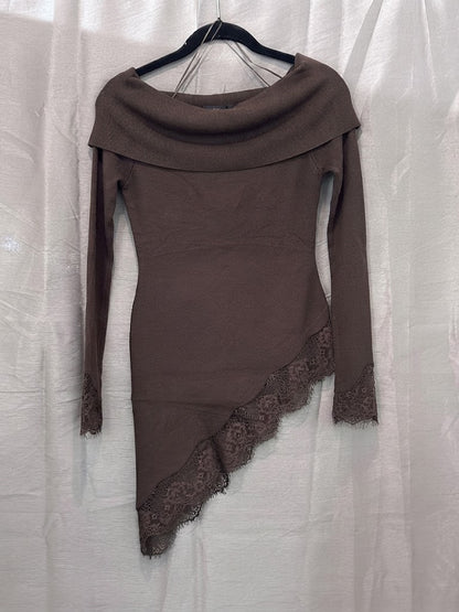Pull asymétrique à finition dentelle et col bardot