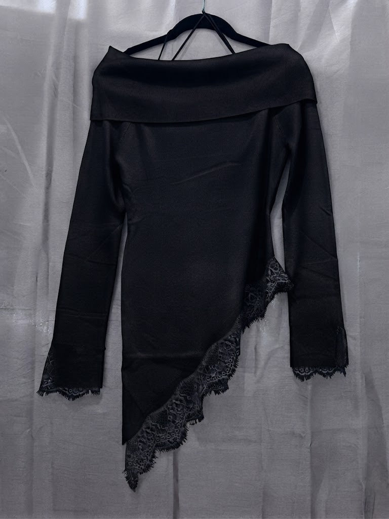 Pull asymétrique à finition dentelle et col bardot