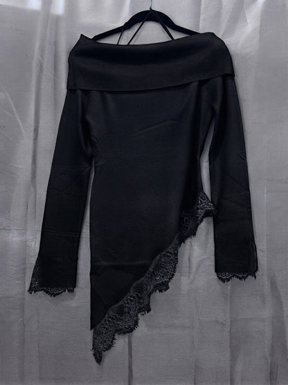 Pull asymétrique à finition dentelle et col bardot