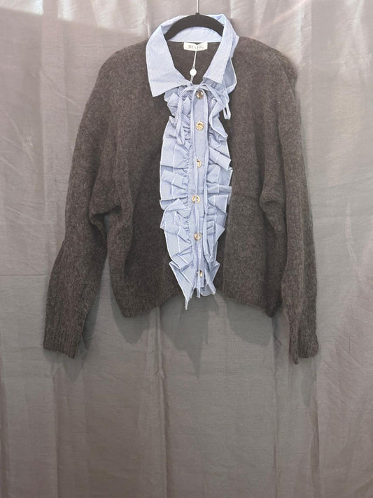Pull à plastron chemise rayée bleu-blanc et boutons dorés