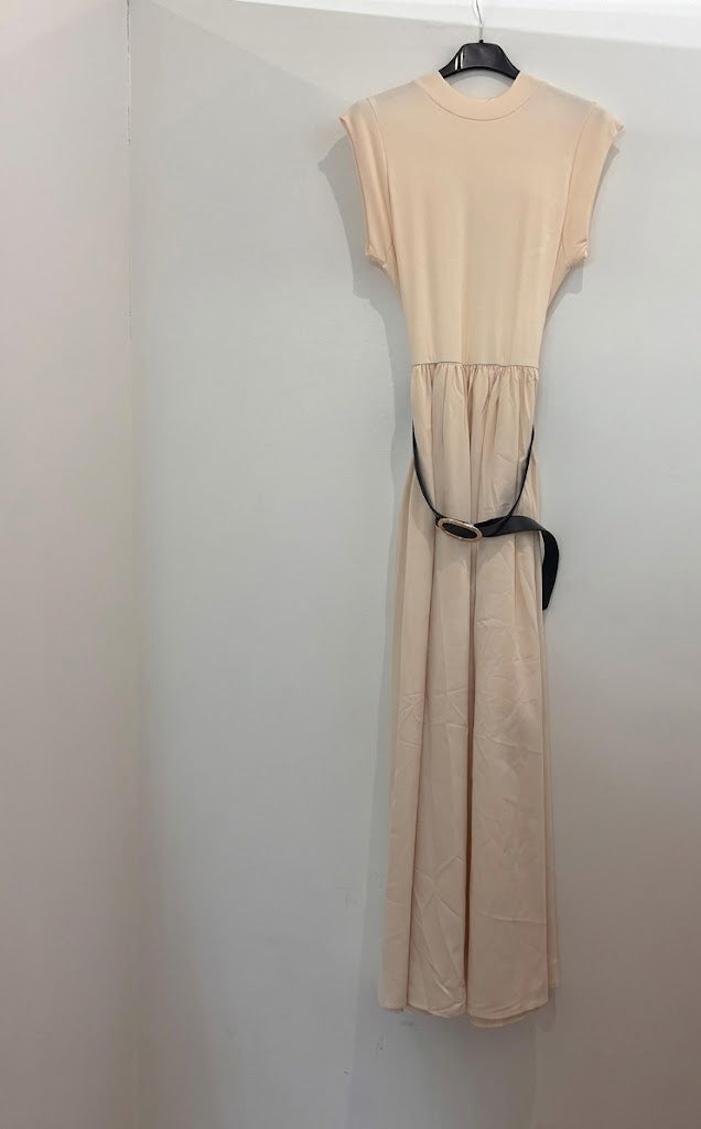 Robe longue ceinturée – à col montant jupe ample et ceinture
