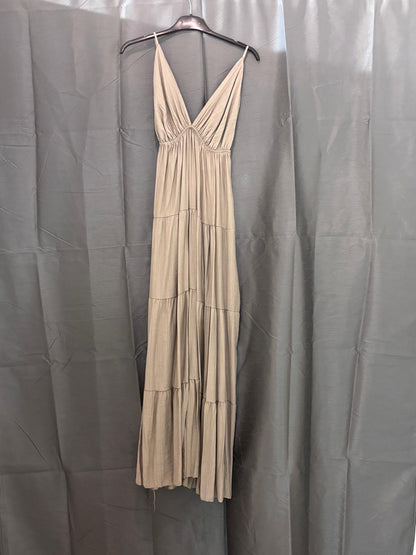 Robe longue à volants et broche doré