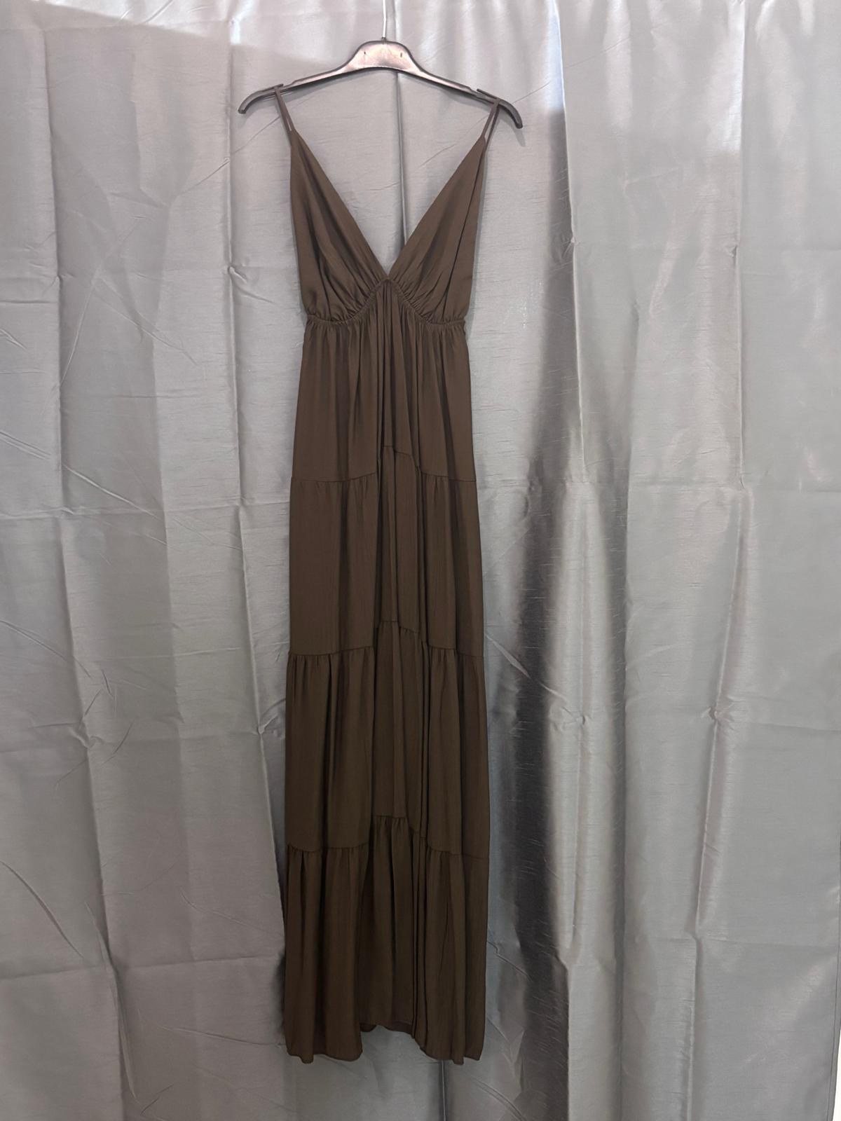 Robe longue à volants et broche doré