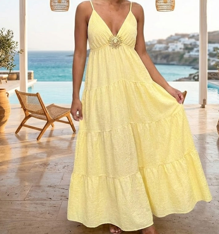 Robe longue à volants et broche doré
