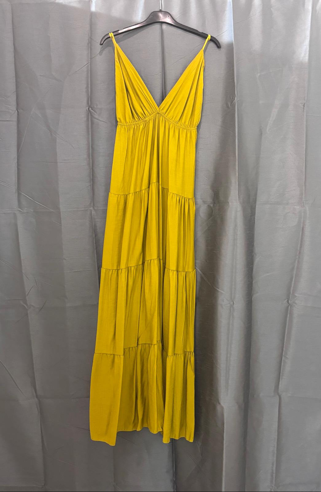 Robe longue à volants et broche doré