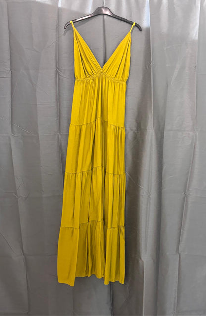 Robe longue à volants et broche doré