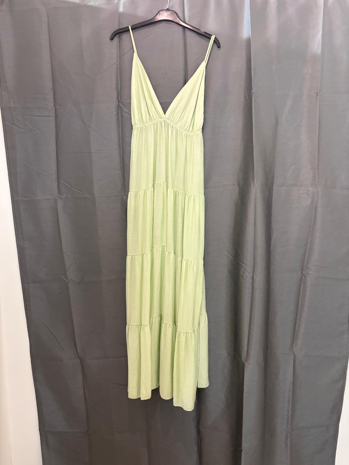 Robe longue à volants et broche doré
