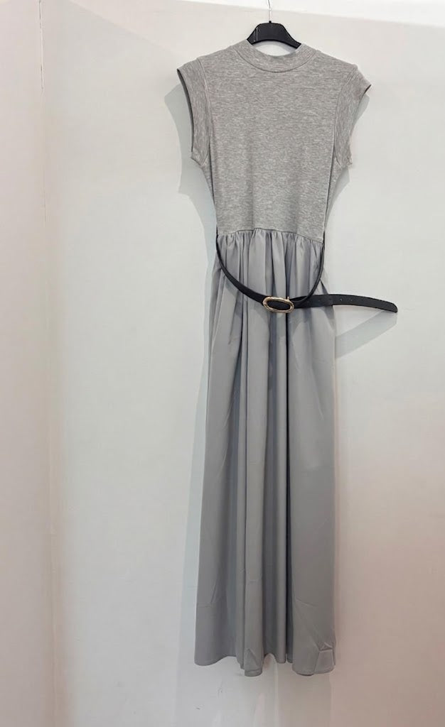 Robe longue ceinturée – à col montant jupe ample et ceinture