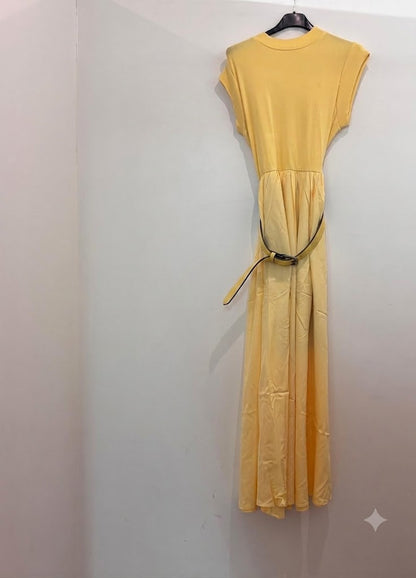 Robe longue ceinturée – à col montant jupe ample et ceinture