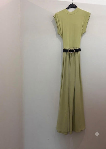 Robe longue ceinturée – à col montant jupe ample et ceinture