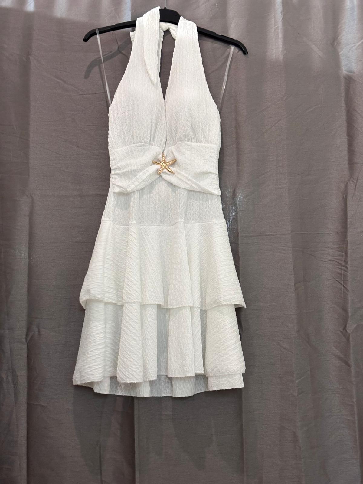 Robe courte col halter, volants étagés et bijou étoile de mer doré