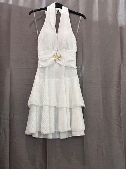 Robe courte col halter, volants étagés et bijou étoile de mer doré